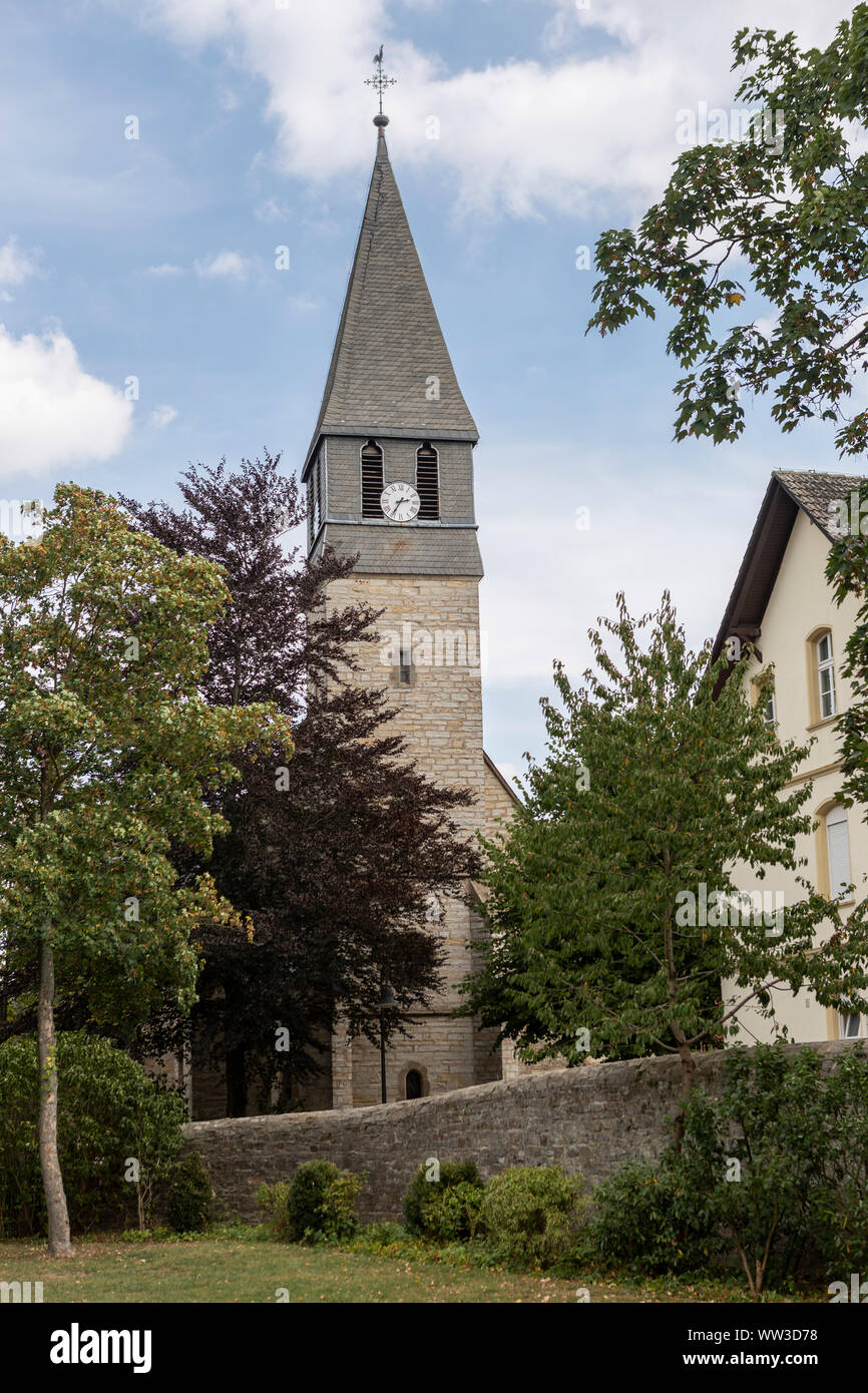 Campanile di una chiesa nel piccolo villaggio con castello di Wewelsburg Foto Stock