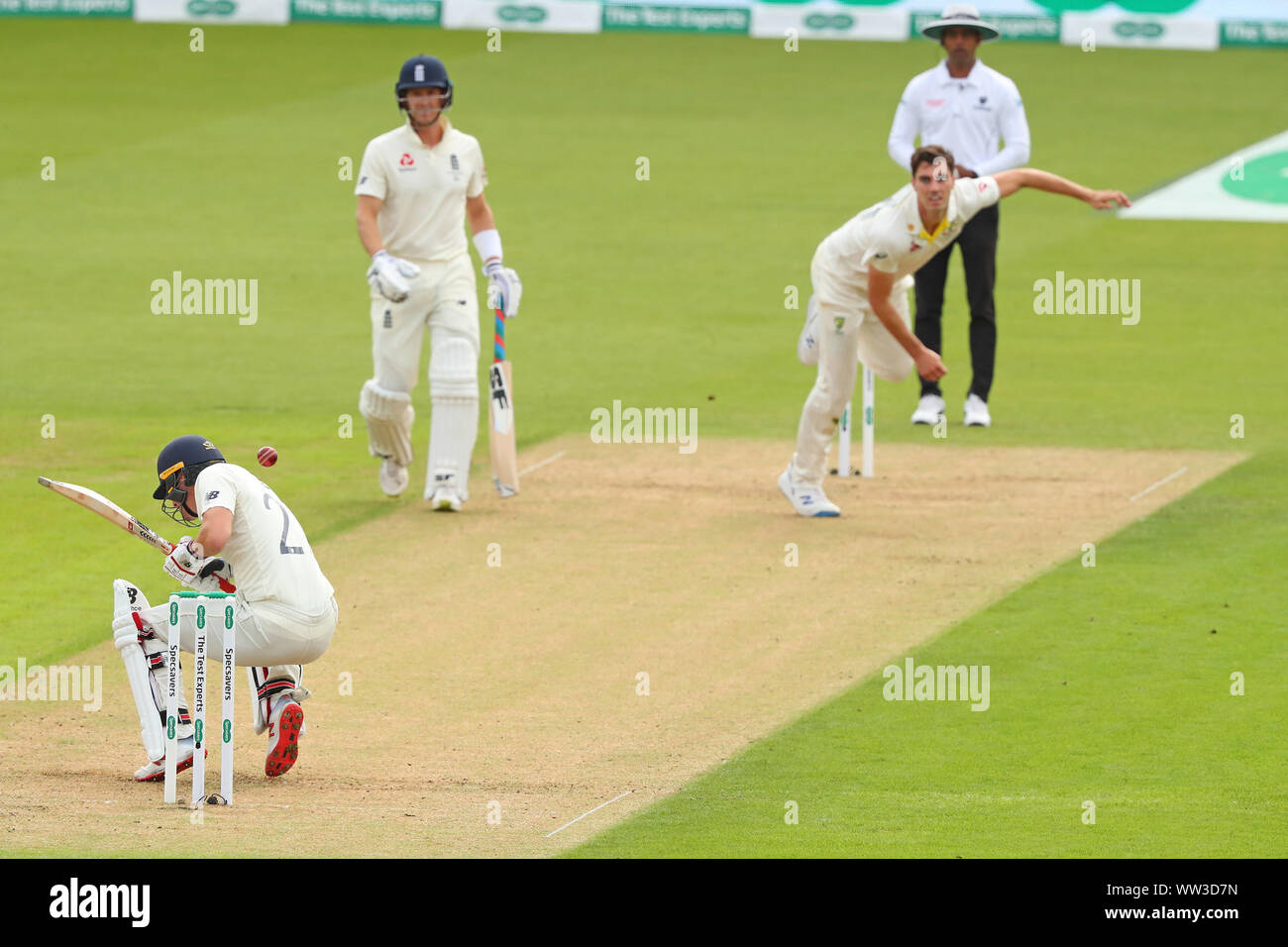 Londra, Inghilterra. 12 SETTEMBRE 2019: Rory ustioni di Inghilterra anatre sotto un buttafuori da Pat Cummins di Australia durante il primo giorno del quinto Specsavers Ceneri Test Match, alla Kia Oval Cricket Ground, London, England. Foto Stock