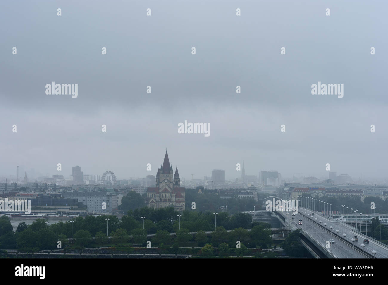 Wien, Vienna: pioggia oltre il centro di Vienna, il fiume Danubio, ponte Reichsbrücke, Cattedrale Stephansdom, Austria, Wien, 00. panoramica Foto Stock