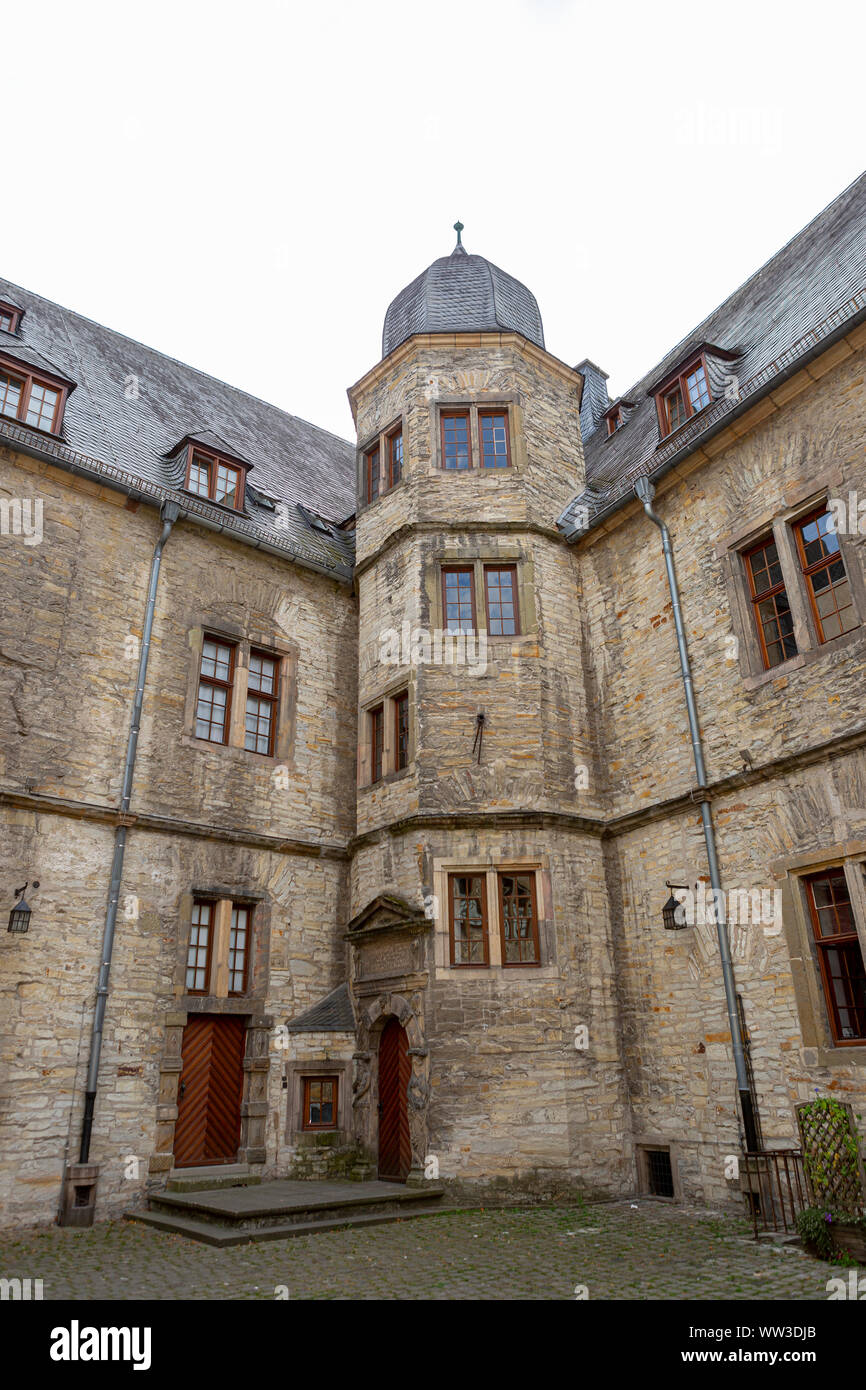 Dettagli architettonici del cortile con la torre del castello Wewelsburg con costruzione in mattoni Foto Stock