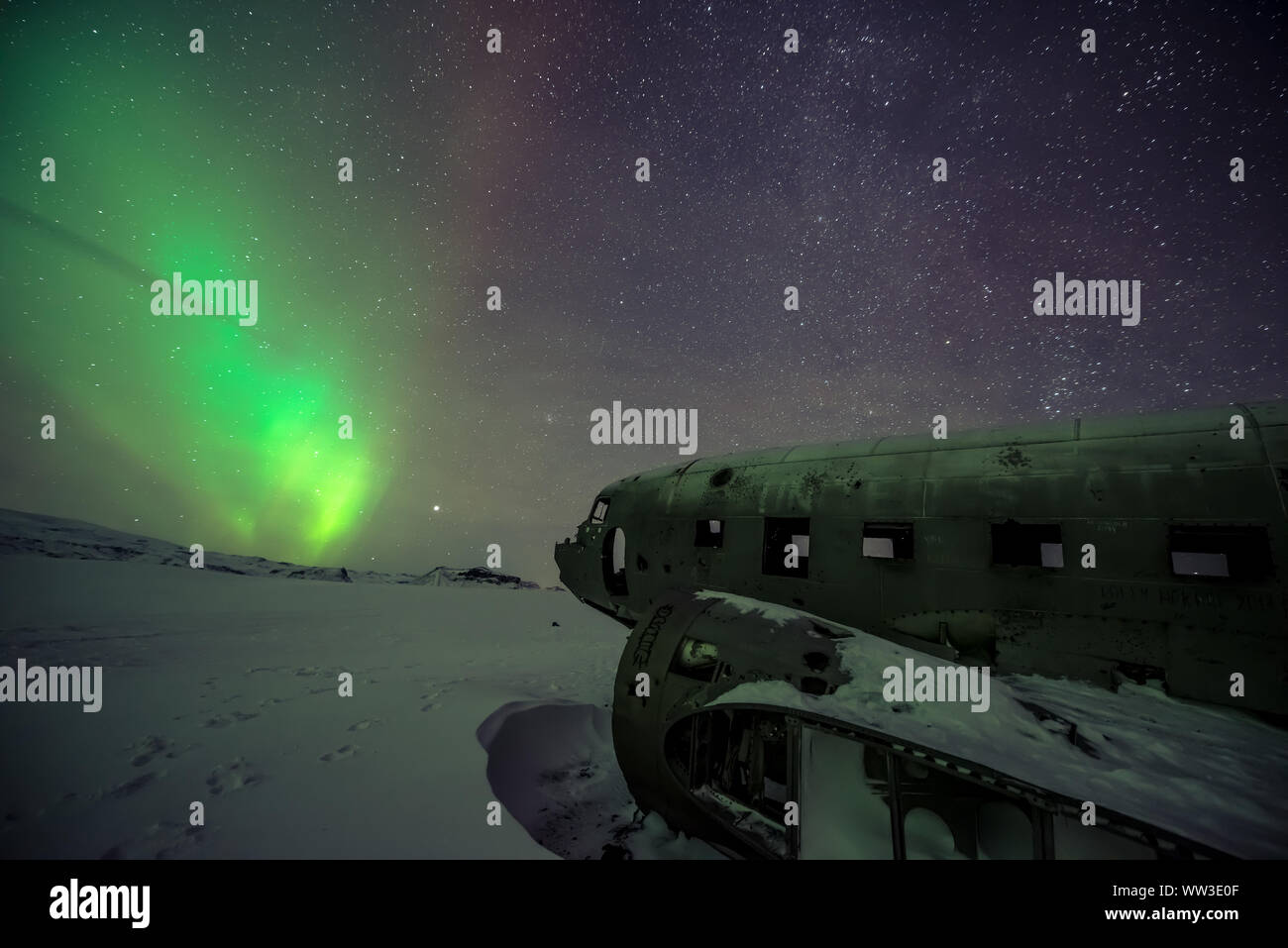 Luci del nord al disopra del piano relitto in Islanda Foto Stock