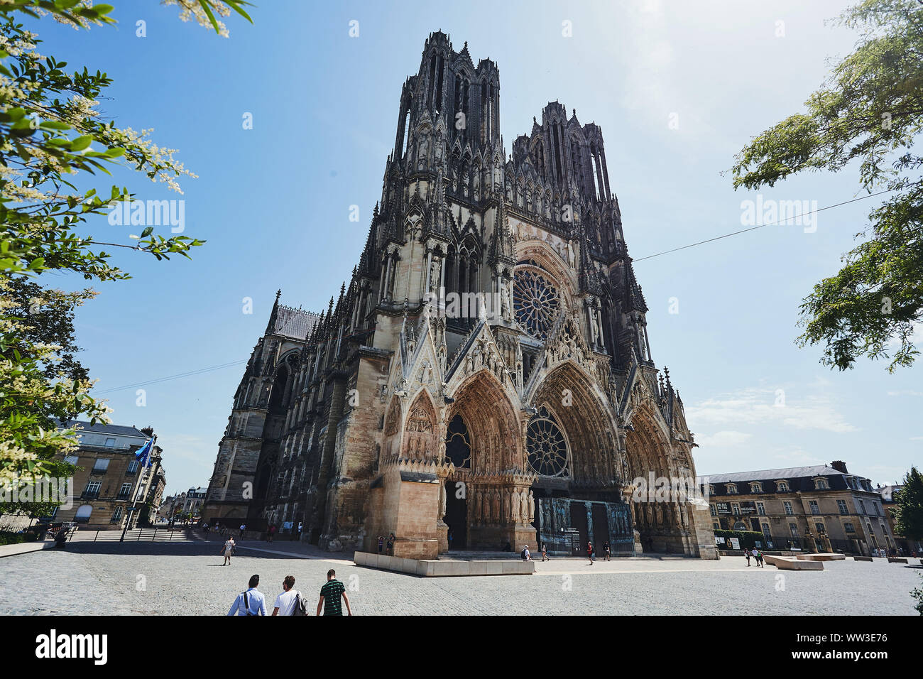 Cattedrale di Reims nel cielo blu con le persone attorno a piedi Foto Stock