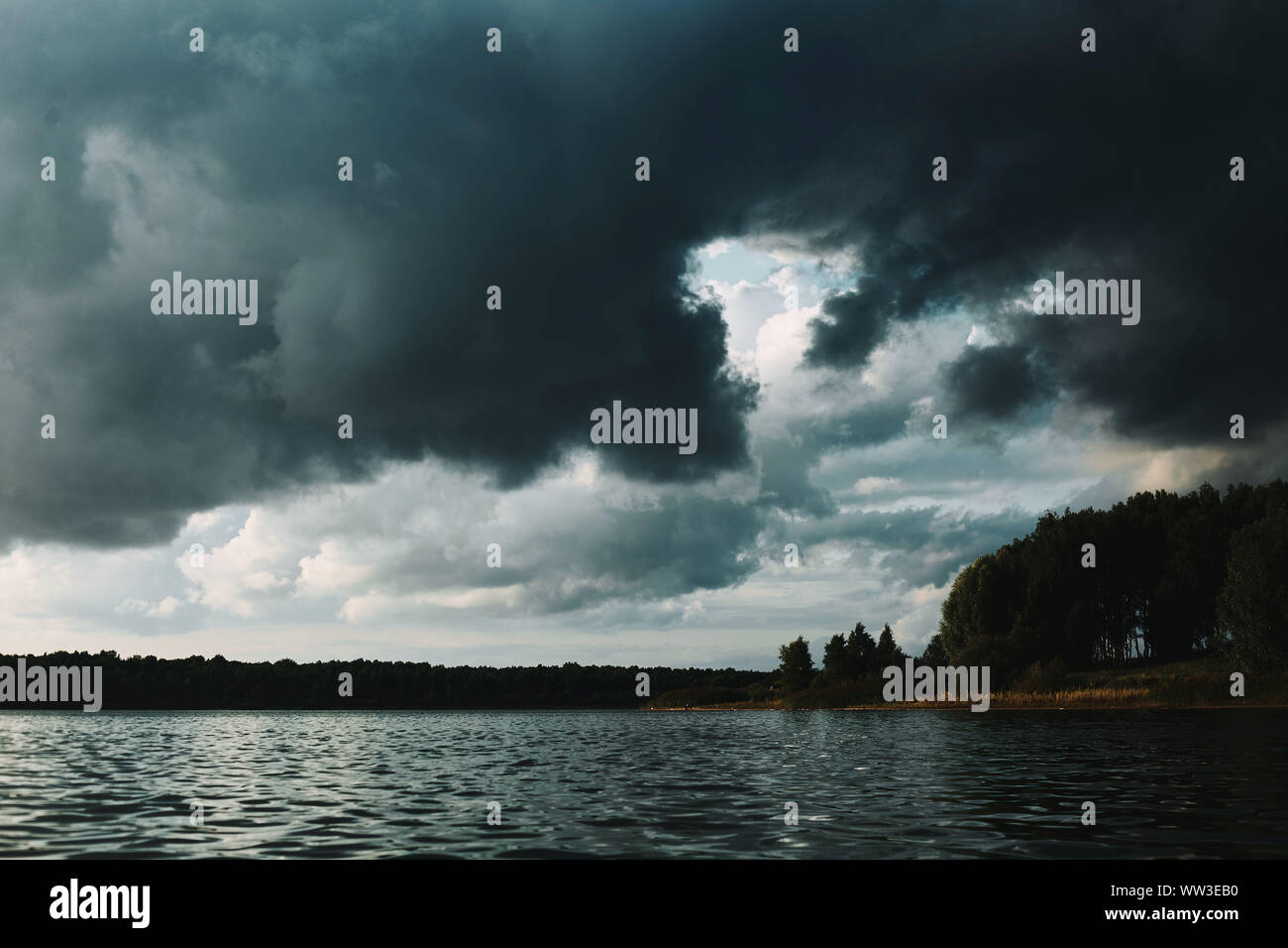 Giorno nuvoloso sul lago Foto Stock