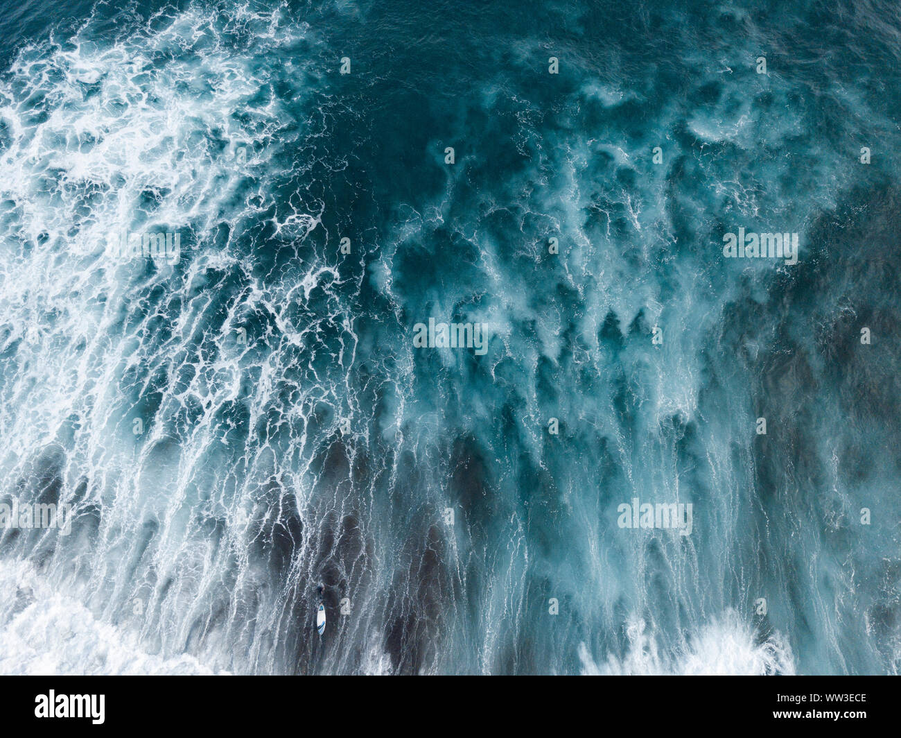 Vista aerea della superficie dell'oceano, onde, acqua bianca e surfisti Foto Stock