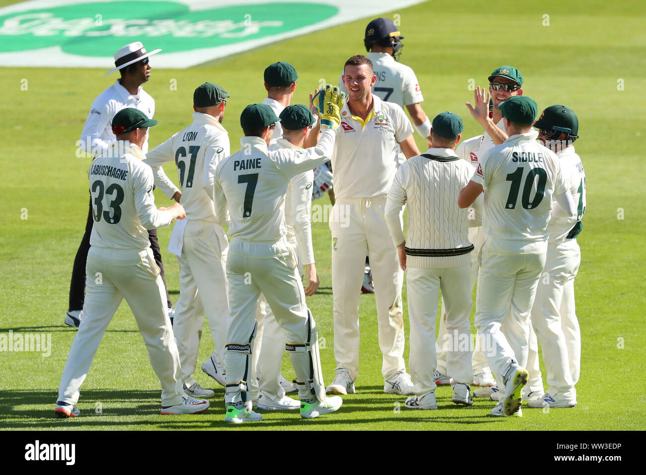 Londra, Inghilterra. 12 SETTEMBRE 2019: Josh Hazlewood di Australia celebra tenendo il paletto di Rory ustioni di Inghilterra durante il primo giorno del quinto Specsavers Ceneri Test Match, alla Kia Oval Cricket Ground, London, England. Foto Stock