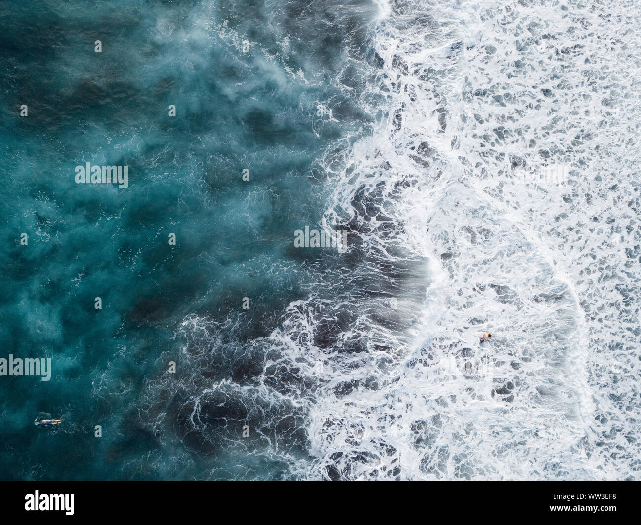 Vista aerea della superficie dell'oceano, onde, acqua bianca e surfisti Foto Stock