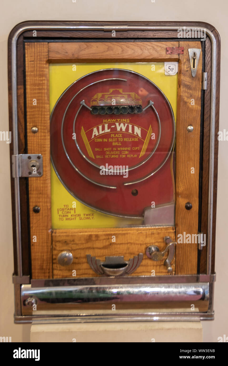 Un legno vintage slot machine da anni cinquanta Foto Stock