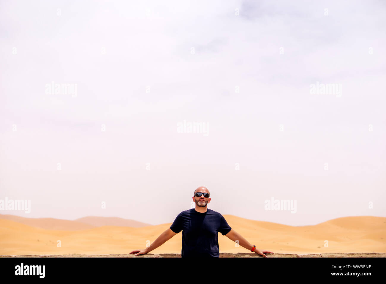 Giovane uomo attraente godendo le dune del deserto Foto Stock