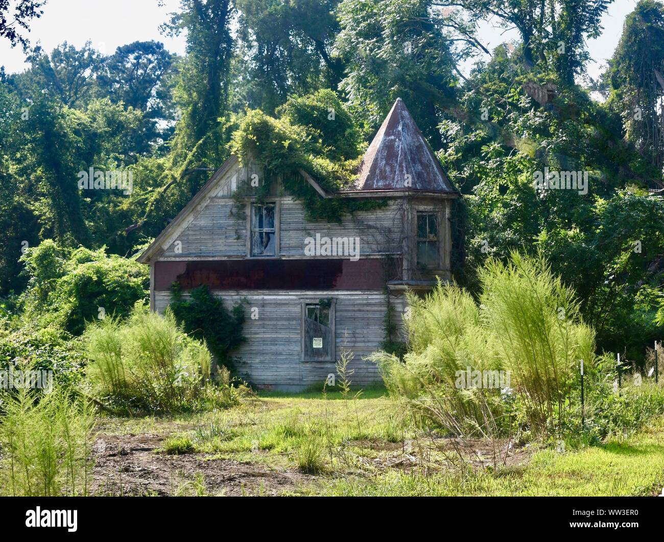 Un vecchio abbandonato desolate fatiscenti Haunted House lungo il fiume James Foto Stock
