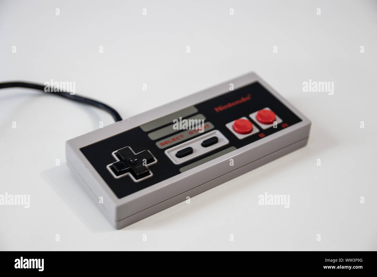 Un Nintendo Games console controller per un Nintendo Entertainment System o nes rilasciato nel 1983 Foto Stock