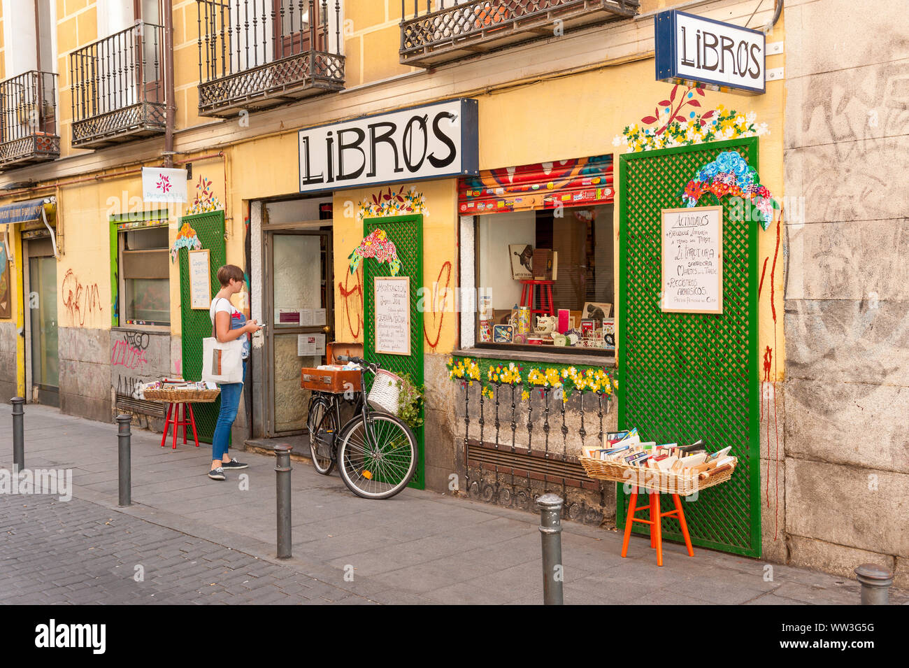 Di seconda mano book shop in Calle del Espiritu Santo, quartiere Malasana, Madrid, Spagna Foto Stock