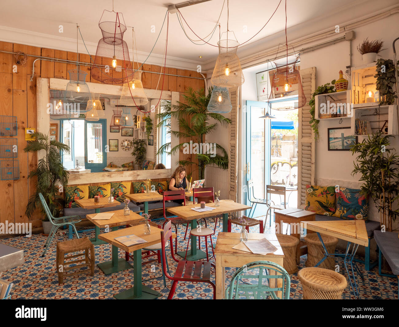 Interno della piccola caffetteria indipendente nel quartiere Malasana, Madrid, Spagna Foto Stock