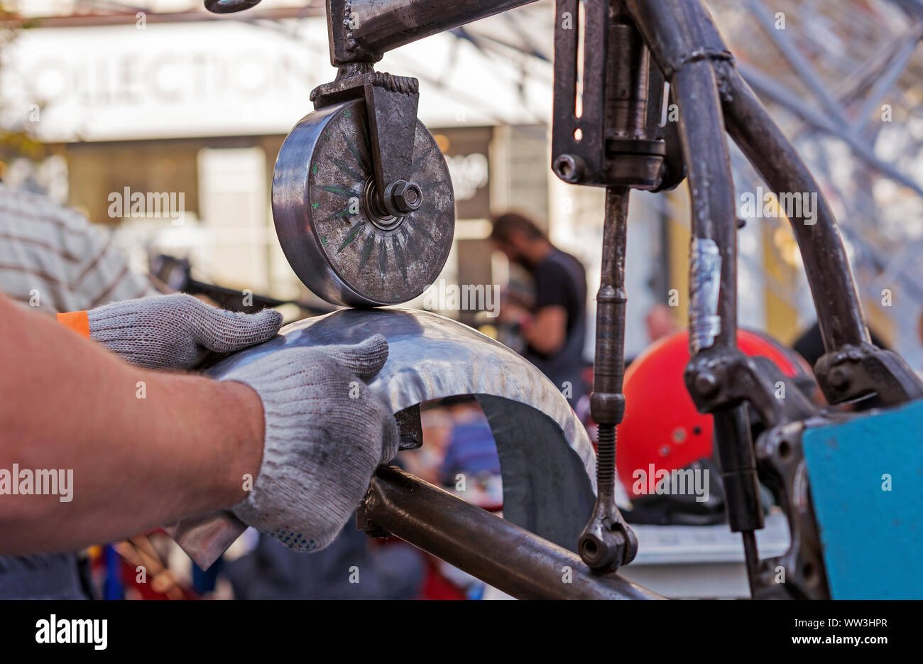 Apparecchiatura per la raddrizzatura dei parafango moto e auto rim. Premere per allineamento di metallo. Foto Stock