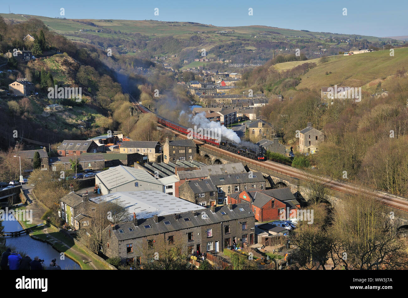 76079 e 45407 attraversa Gauxholme viadotto Foto Stock