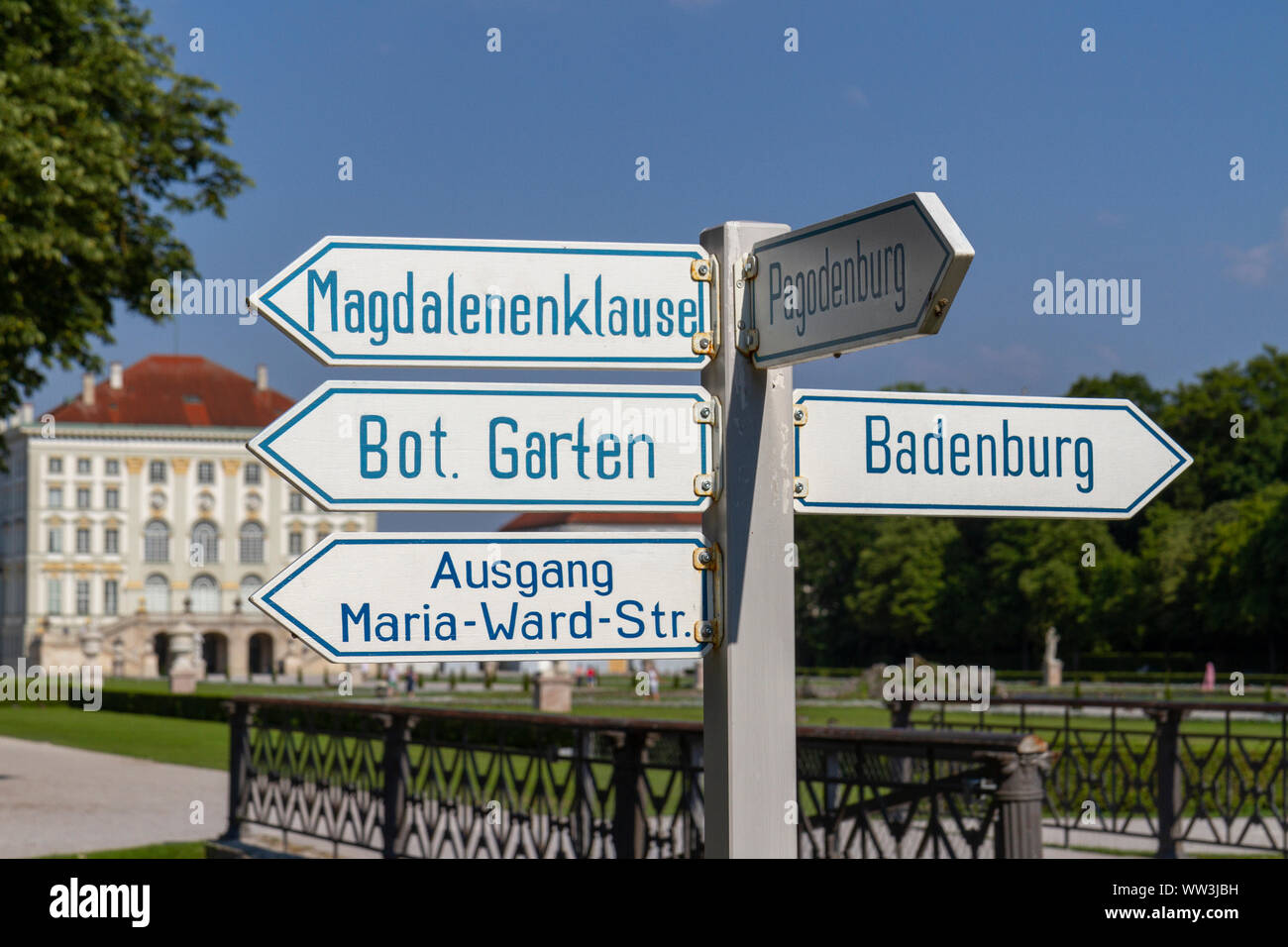 Tipico turista direzione sign in il palazzo di Nymphenburg motivi (Schloss Nymphenburg), Monaco di Baviera, Germania. Foto Stock