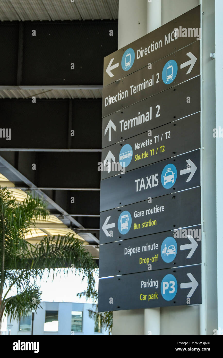Nizza, Francia - Aprile 2019: Segno al di fuori del Terminal 2 edificio all aeroporto di Nizza mostrare alla gente il modo di aeroporto E PICK-UP E DROPE-zona off Foto Stock