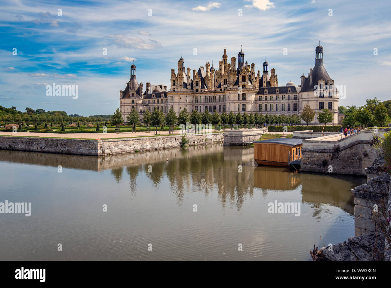 Fossato con acqua intorno al Castello di Chambord, Francia Foto Stock
