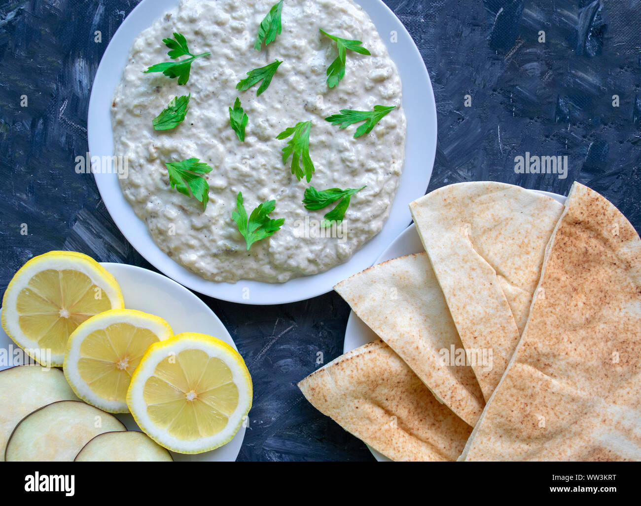 Famoso e tradizionale cucina araba - dip baba ganoush con pane pita e limone fresco. Appartamento laico, vista dall'alto. Baba ganoush Foto Stock