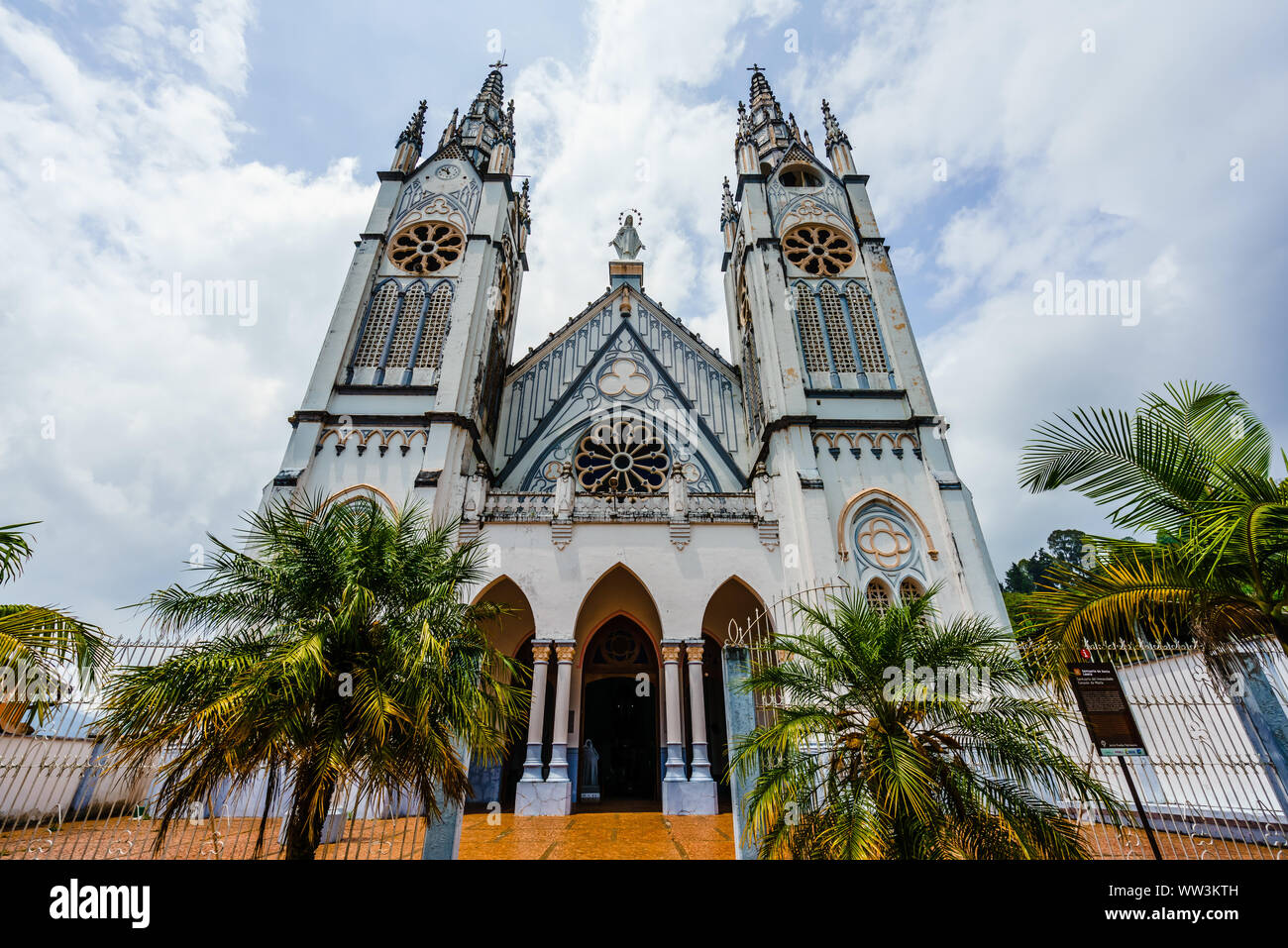 Vista sul th chiesa bianca nella città coloniale di Jerico, Colombia Foto Stock