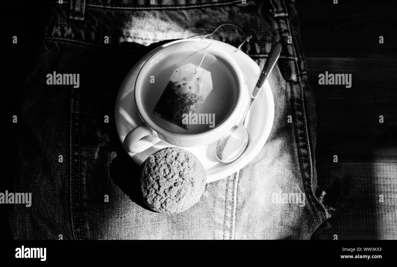 Rilassante tè camomilla. Cup la tazza di tè caldo e oat cookie. Tazza da tè riempiti vicino. Verde di erbe o nero a foglia intera. Processo di infuso di tè tazza ceramica. Ispirazione e atmosfera pacifica. Spuntino veloce concetto. Foto Stock