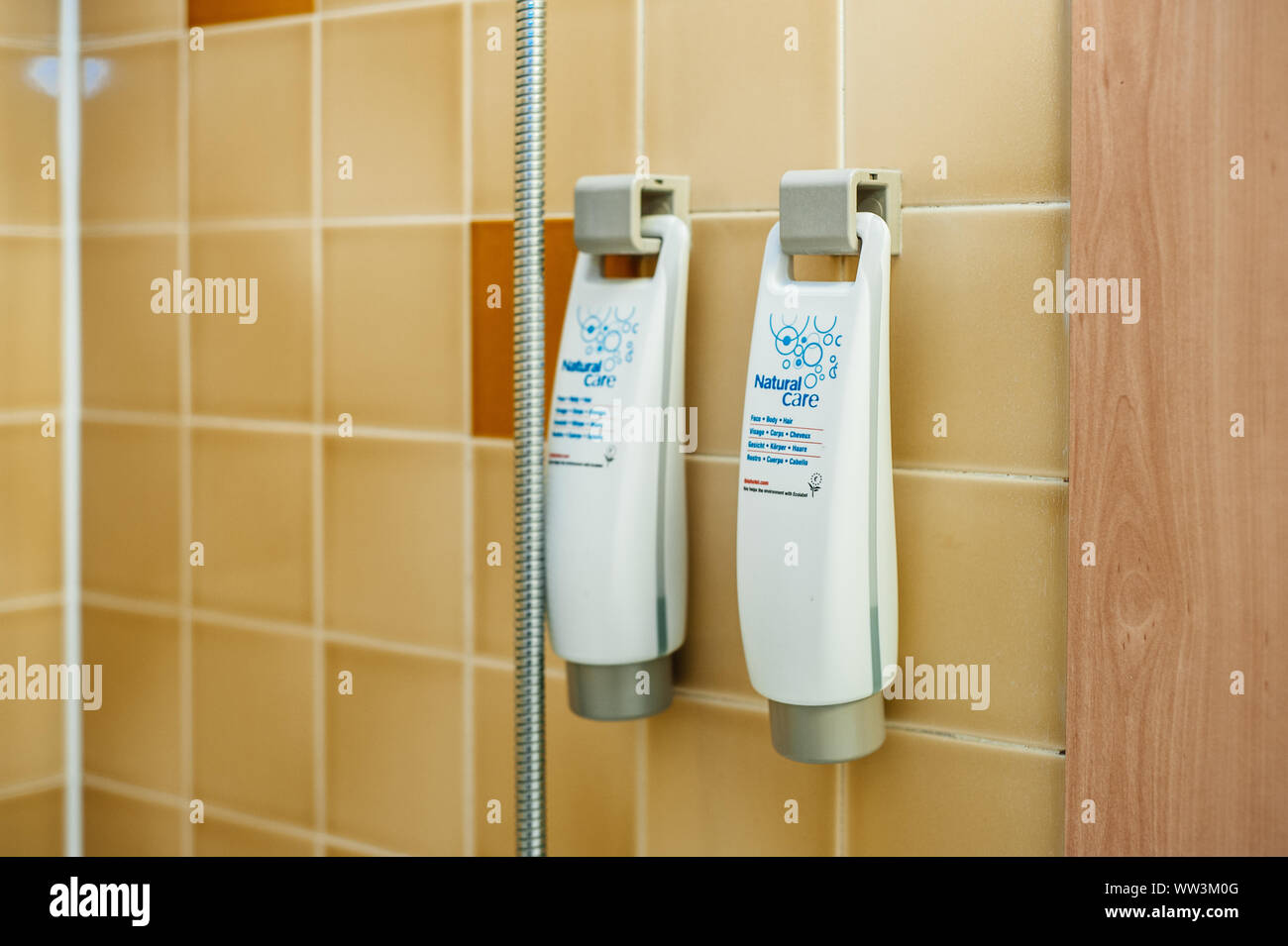 Parigi, Francia - Luglio 14, 2011: Ibis hotel bagno interno con il focus sulla cura naturale cheveux shampoo Foto Stock