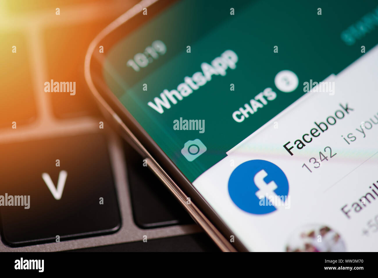 New york, Stati Uniti d'America - 12 settembre 2019: Whatsapp app con la chat di Facebook in moderno lo schermo dello smartphone vicino la vista Foto Stock