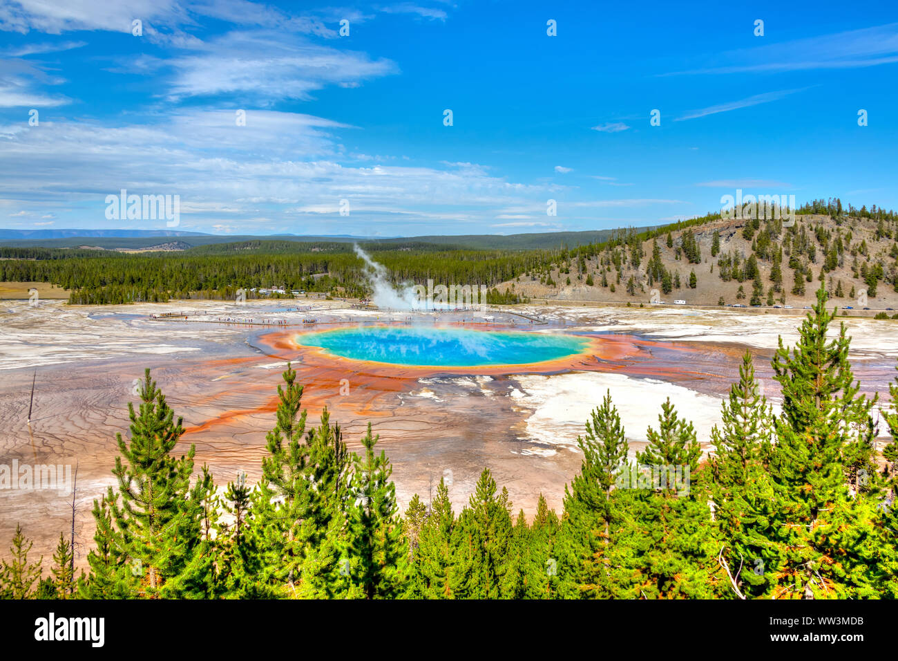 Grand Prismatic Spring, il più grande primavera calda al Parco Nazionale di Yellowstone, è 200-330 piedi in diametro e più di 121 piedi di profondità. Foto Stock