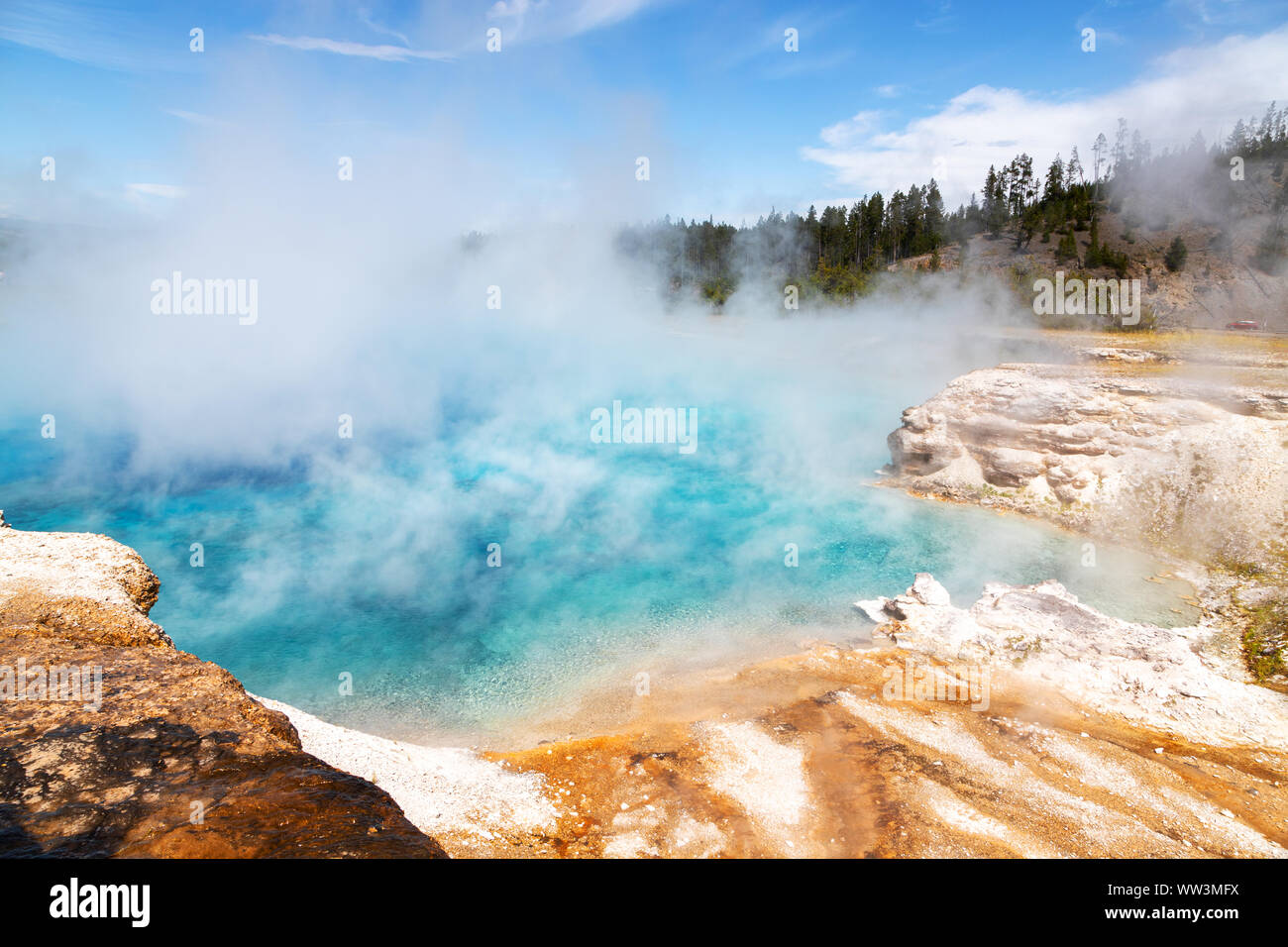 Vapore sorge da una piscina al Grand Prismatic Spring nel Parco Nazionale di Yellowstone. È il più grande primavera calda al Parco Nazionale di Yellowstone con 200-330 Foto Stock