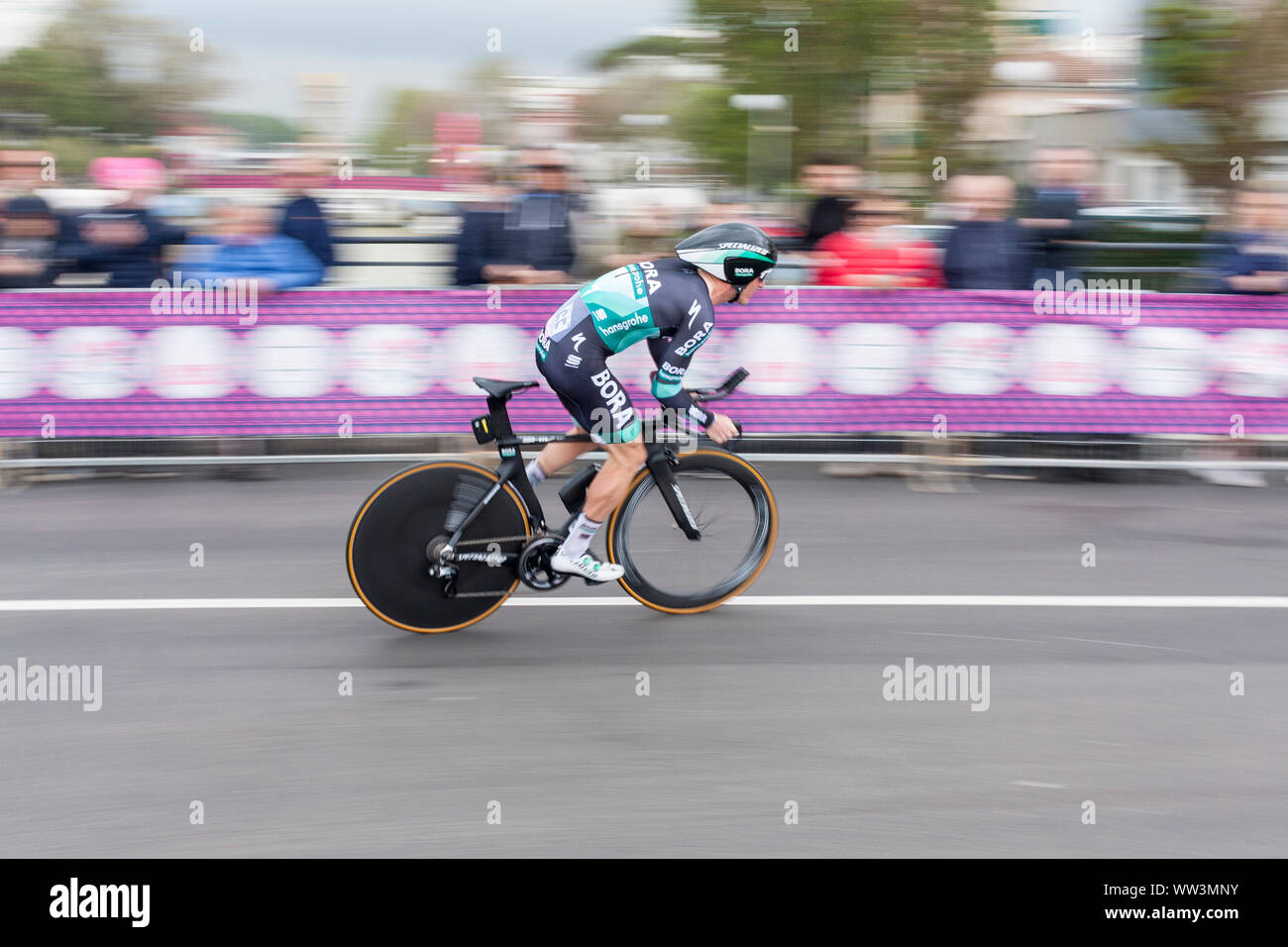 Jay McCarthy (Aus) di Bora-Hansgrohe scorre il cronometro individuale, fase nove, Giro d'Italia 2019, Riccione, Italia Foto Stock