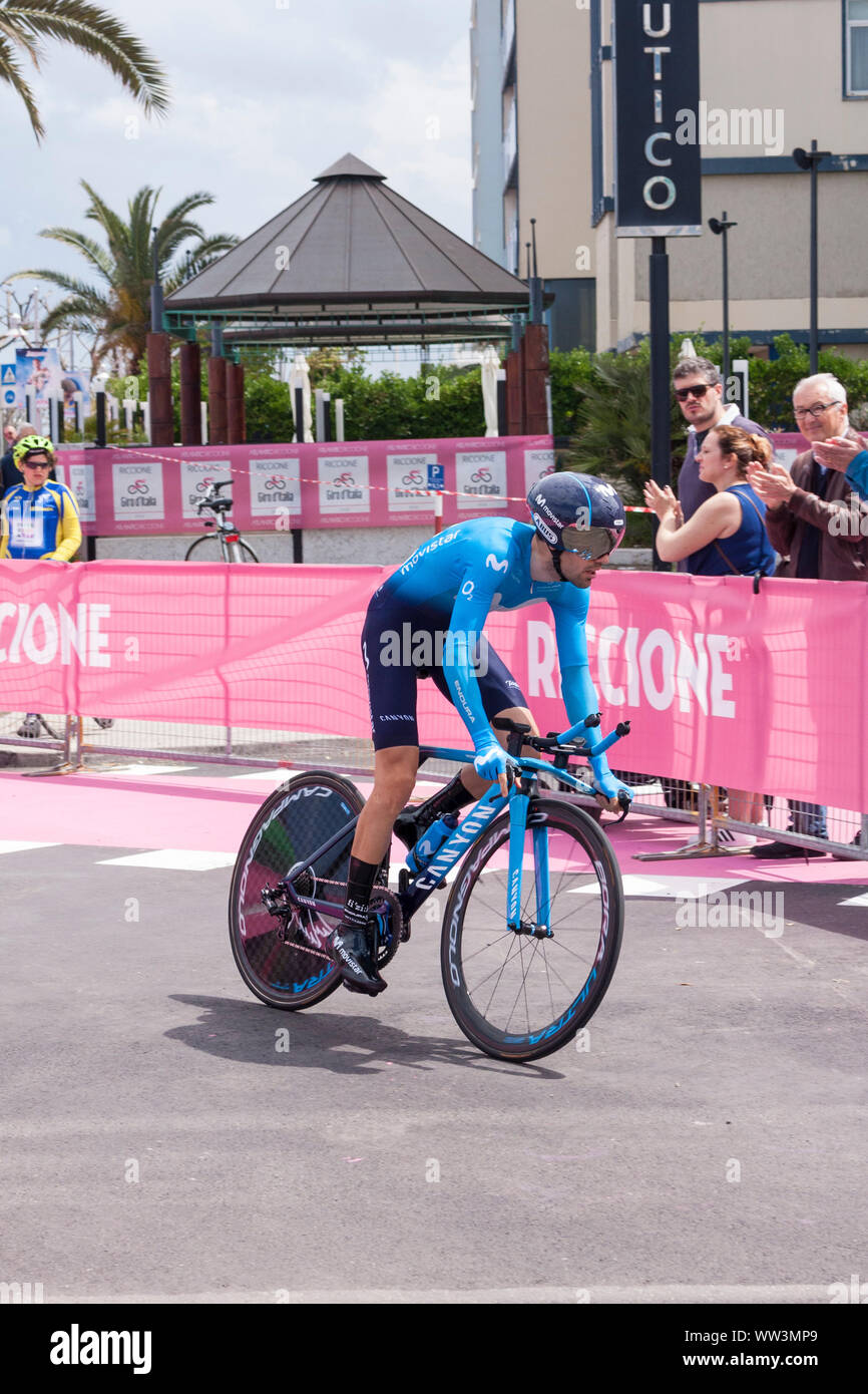 Antonio Pedrero (Esp) di Movistar scorre il cronometro individuale, fase nove, Giro d'Italia 2019, Riccione, Italia Foto Stock