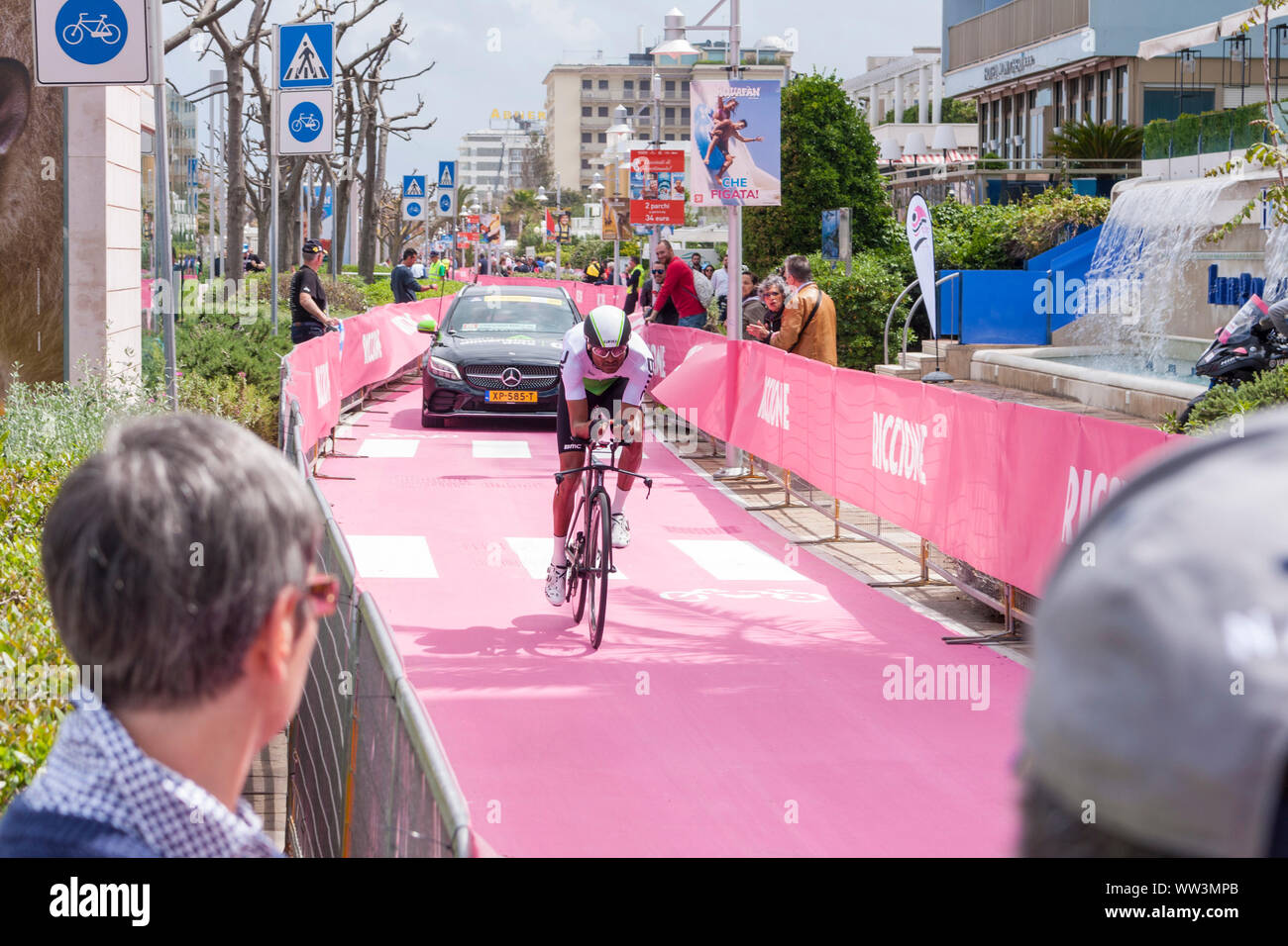 Amanuel Ghebreigzabhier (Eri) della dimensione del team corse di dati il cronometro individuale, fase nove, Giro d'Italia 2019, Riccione, Italia Foto Stock