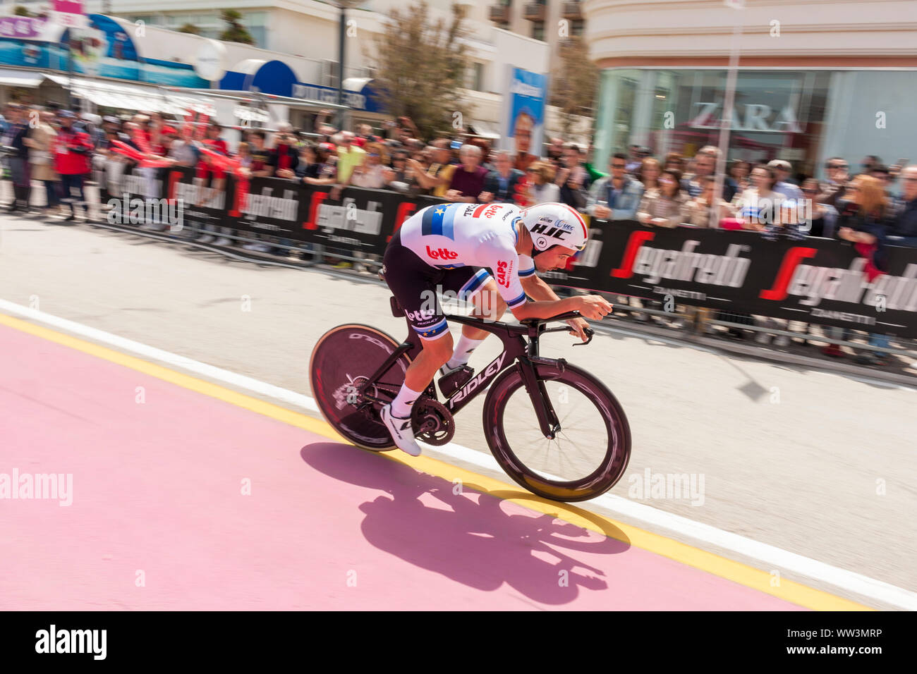 Victor Campenaerts (Bel) del Lotto Soudal avvia il cronometro individuale, fase nove, Giro d'Italia 2019, Riccione, Italia Foto Stock