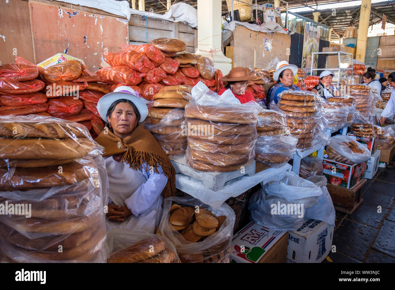 Donne peruviane in Perù mercato alimentare, venditori bancarelle che vendono diversi tipi di pane, San Pedro mercato, Valle Sacra città di Cusco / Cuzco, Perù Foto Stock