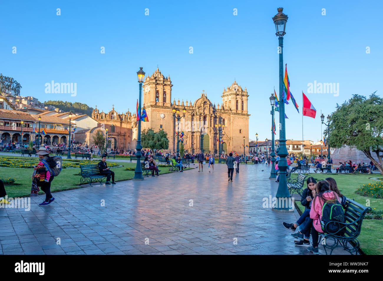 Gente del posto nella città di Cusco Plaza de Armas Cusco durante il tramonto, nel tardo pomeriggio, Valle Sacra, Cuzco, Perù. Foto Stock