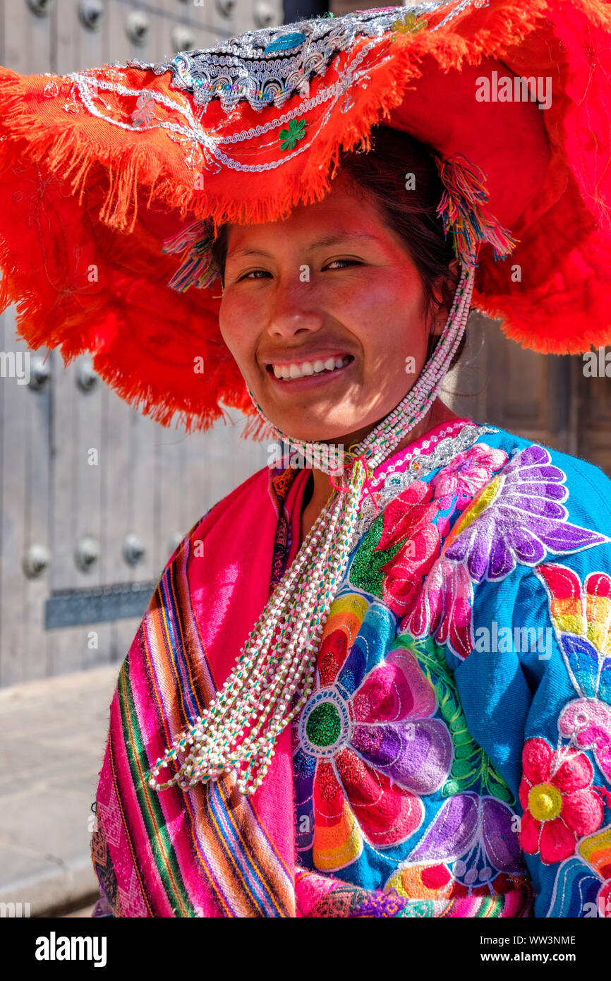 Ritratto di una giovane donna indigena peruviana con costume tradizionale, costumi tradizionali sorridenti guardando la macchina fotografica, Cusco, Perù. Foto Stock