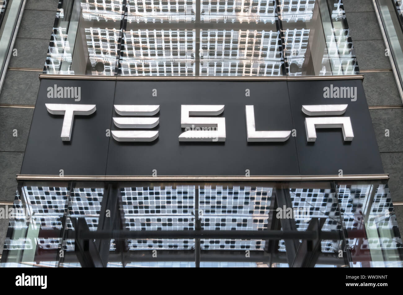 Tesla Motors store in Piazza Gae Aulenti piazza in Milano, Italia - 2 giugno 2019. Foto Stock