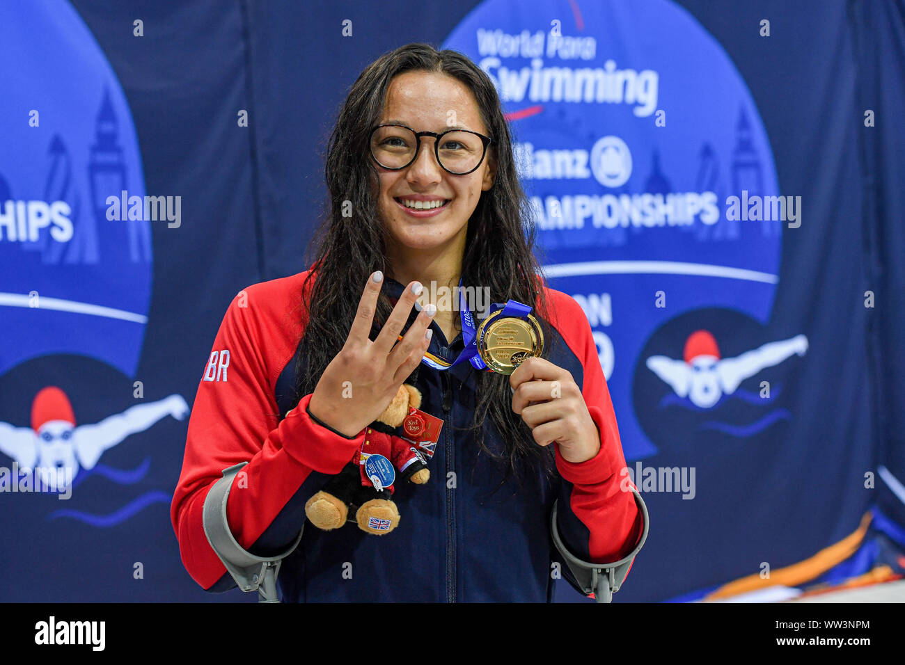 Londra, Regno Unito. 12 Sep, 2019. Gran Bretagna TAI Alice mostra la sua quarta medaglia d oro dopo le Donne 400m Freestyle S8 Final durante il giorno quattro del mondo 2019 Para Nuoto Campionati di Allianz a London Aquatics Centre di giovedì, 12 settembre 2019. Londra Inghilterra. Credito: Taka G Wu/Alamy Live News Foto Stock