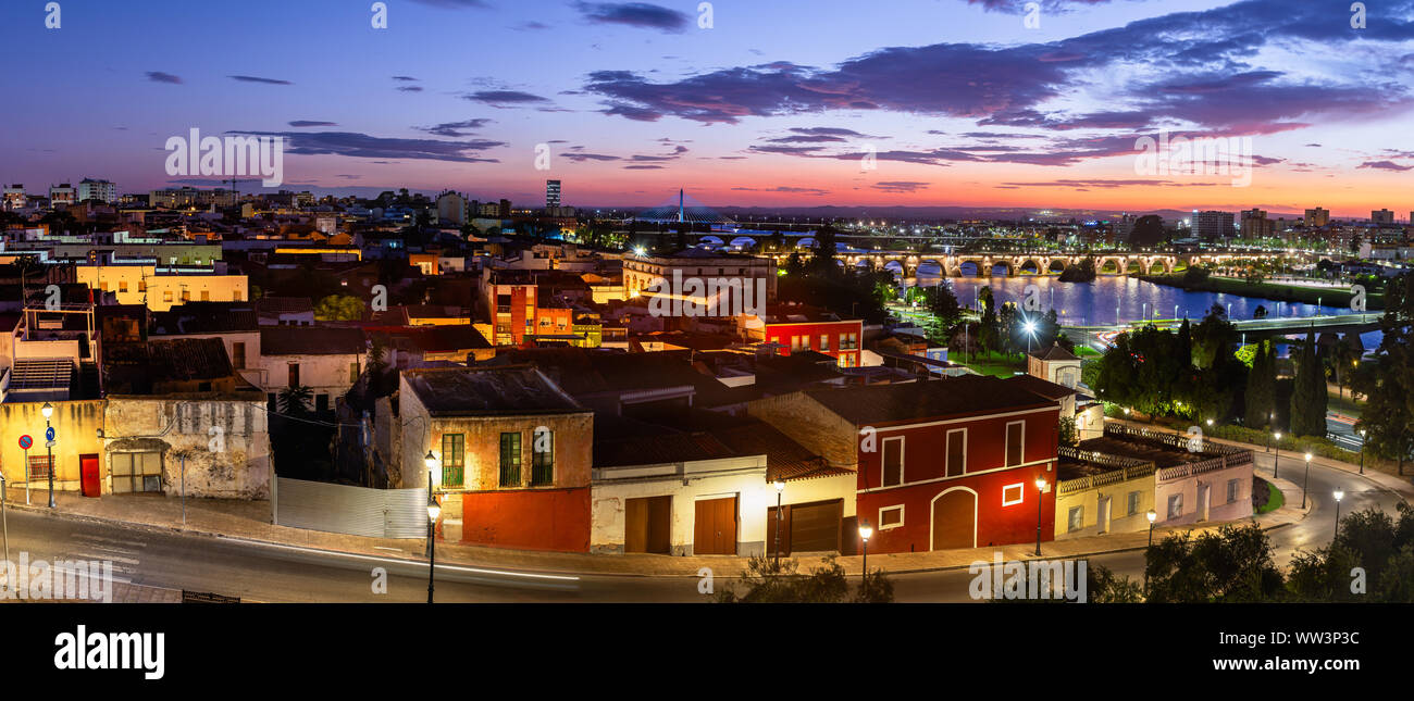 Vista panoramica di Badajoz e fiume Guadiana, Estremadura, Spagna. Foto Stock