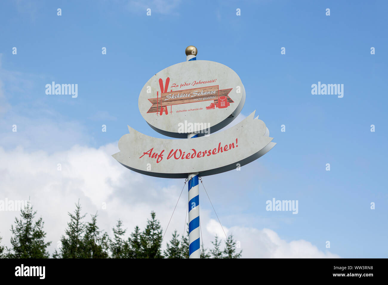 Firmare con la parola addio in tedesco nella regione sciistica di Sauerland contro un cielo blu Foto Stock