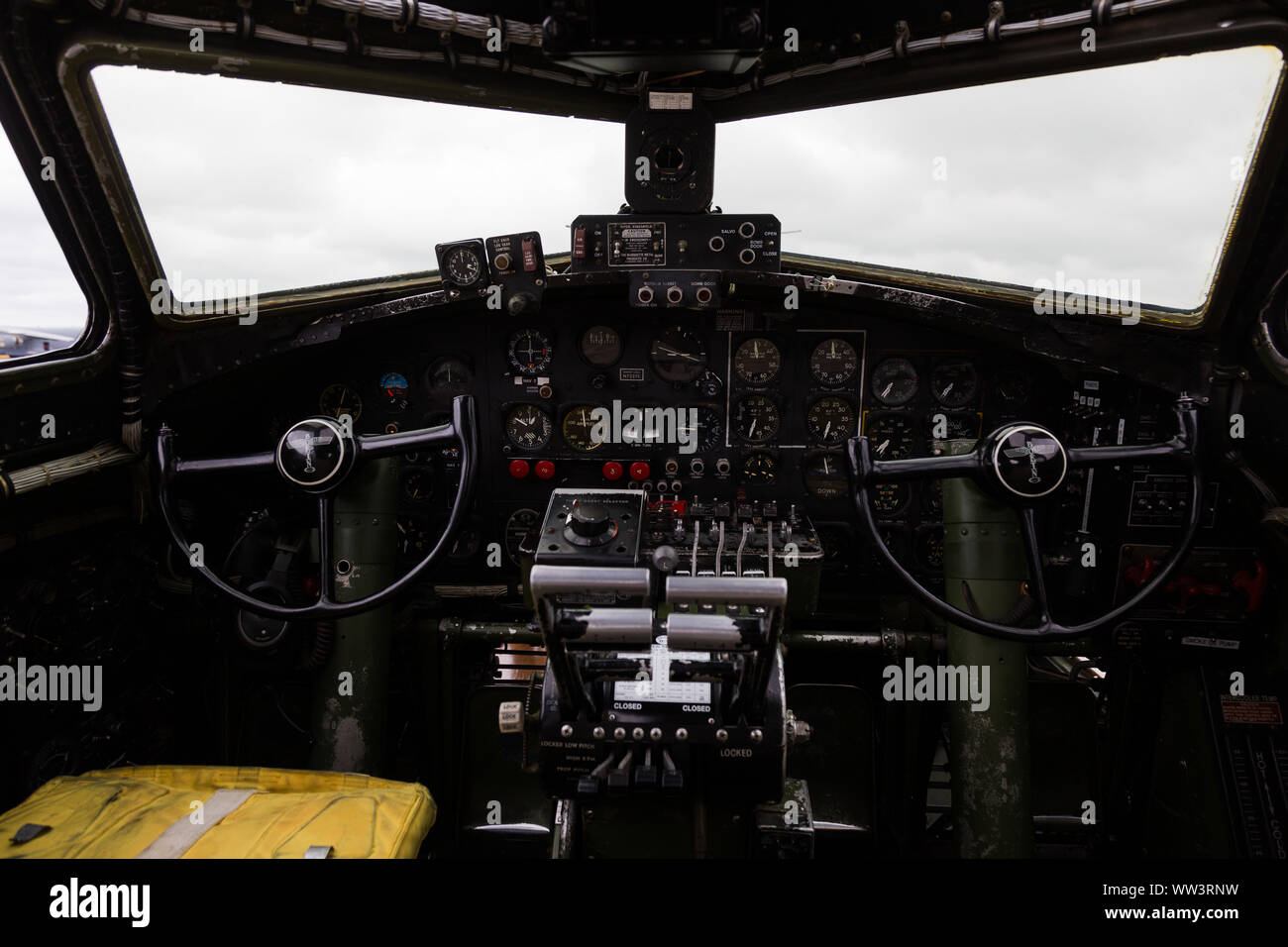 Il cockpit di 'Texas Raiders,' un autenticamente ristrutturata WWII B-17G Flying Fortress Bomber seduta sul display statico al Fort Wayne Airshow. Foto Stock