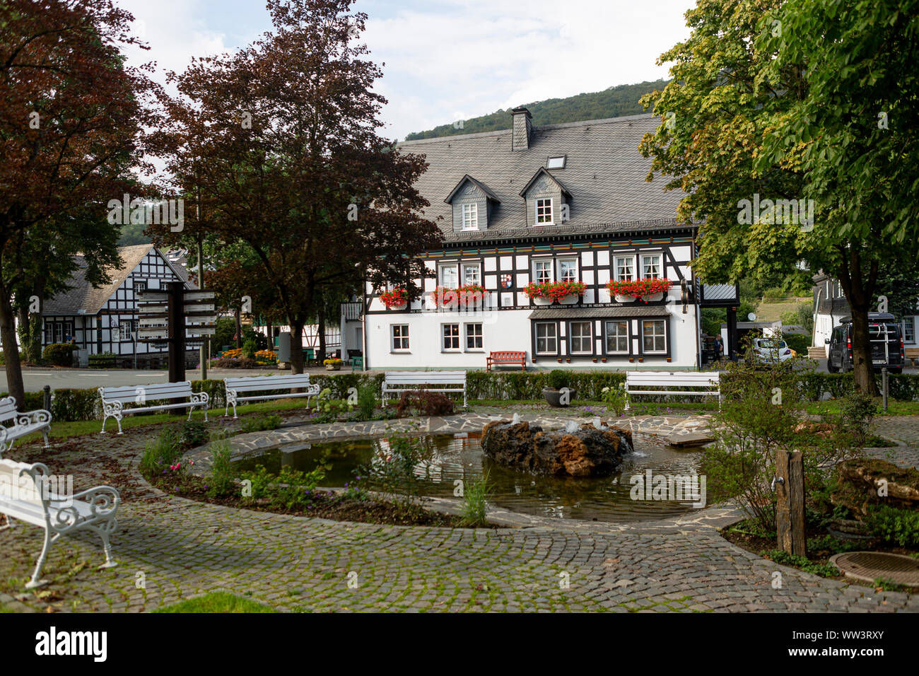 La piazza centrale del villaggio termale Grafschaft con la tipica architettura di mezzo in legno Vakwerk case nella regione di Sauerland in Germania Foto Stock