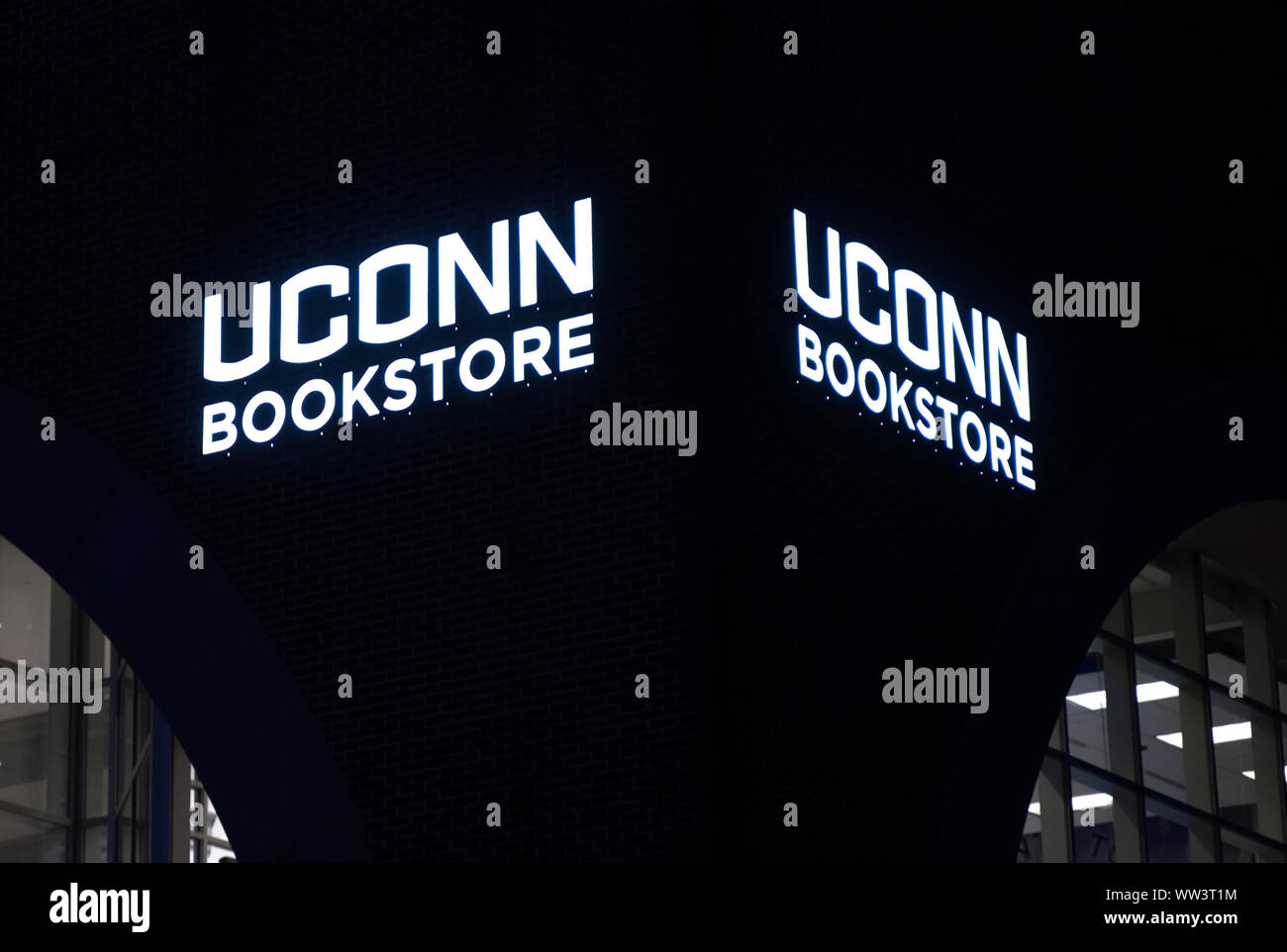 Storrs, CT, Stati Uniti d'America. Sep 2019. UCONN o l'Università del Connecticut Bookstore building di notte. Foto Stock