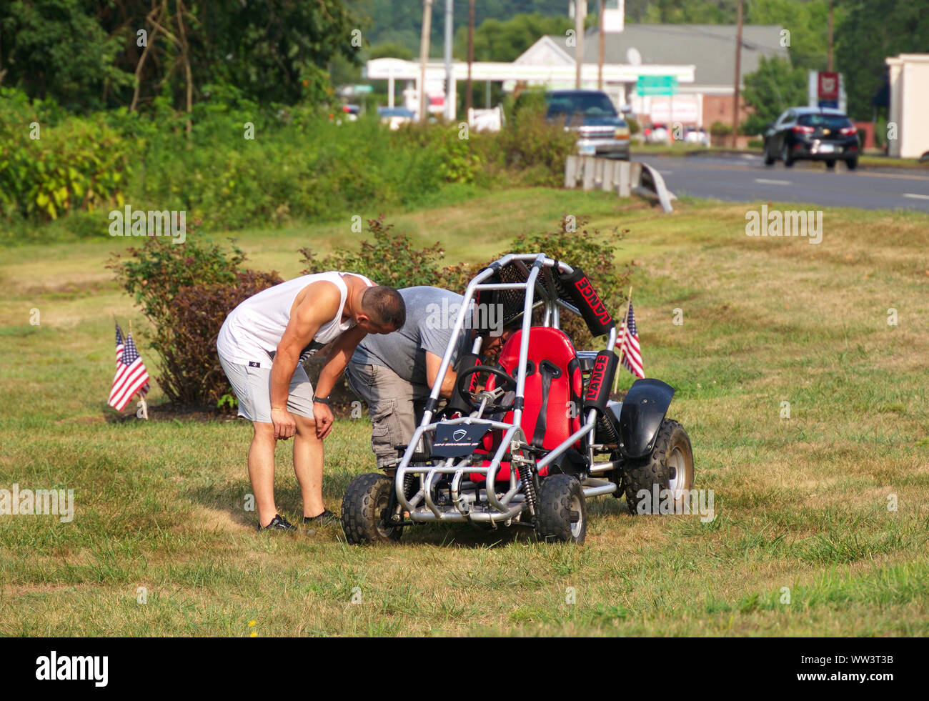 Cromwell, CT, Stati Uniti d'America. Aug 2019. Go kart demonstarting proprietario ad un acquirente interessato l'uso operativo e della cura del kart. Foto Stock