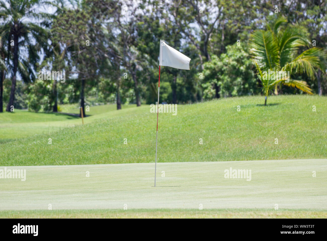 Bandiera bianca presso il campo da golf di sul verde con cielo blu, Asia Bangkok in Thailandia. Foto Stock