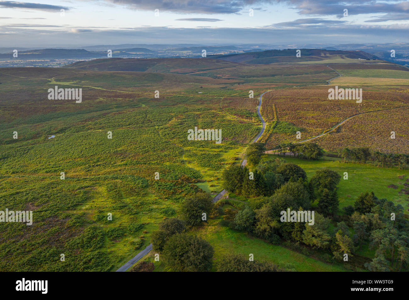 Drone vista su vasti altopiani di sunrise luce nel Regno Unito Foto Stock