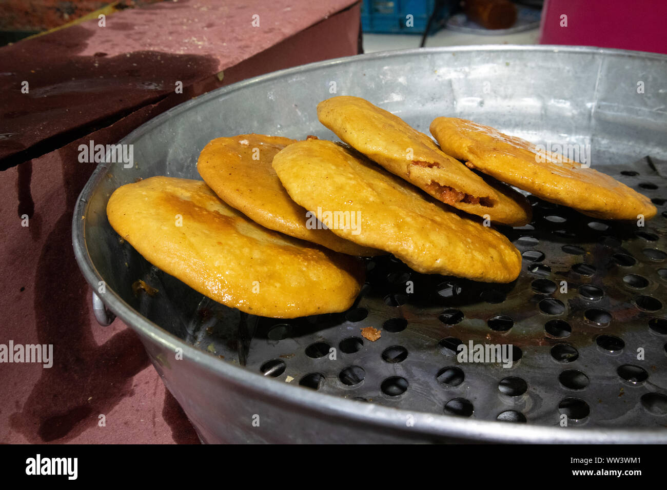 Gorditas tradizionale (fritte Masa torte Sutffed con Chicharron) in Città del Messico Foto Stock