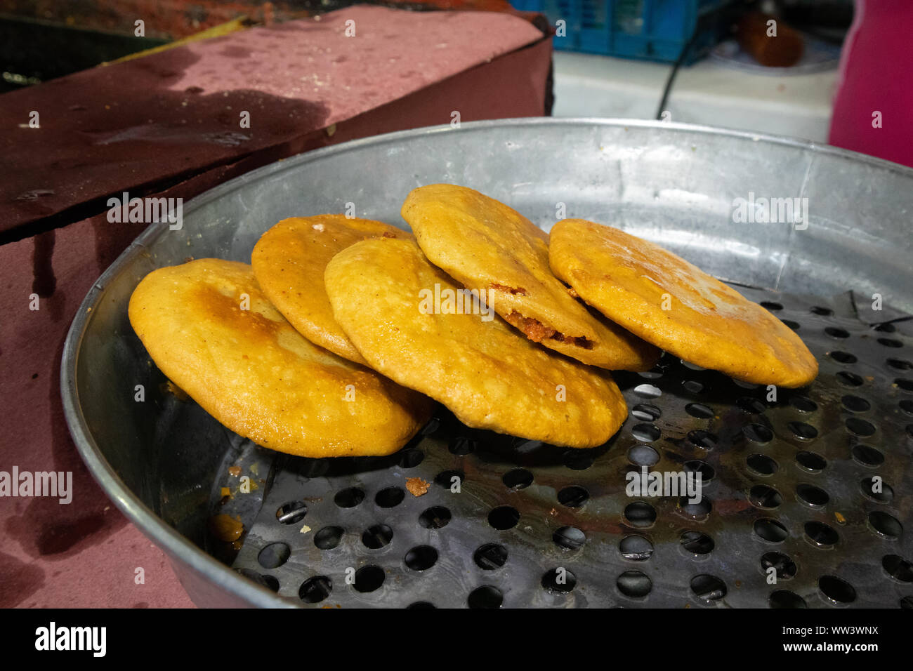 Gorditas tradizionale (fritte Masa torte Sutffed con Chicharron) in Città del Messico Foto Stock