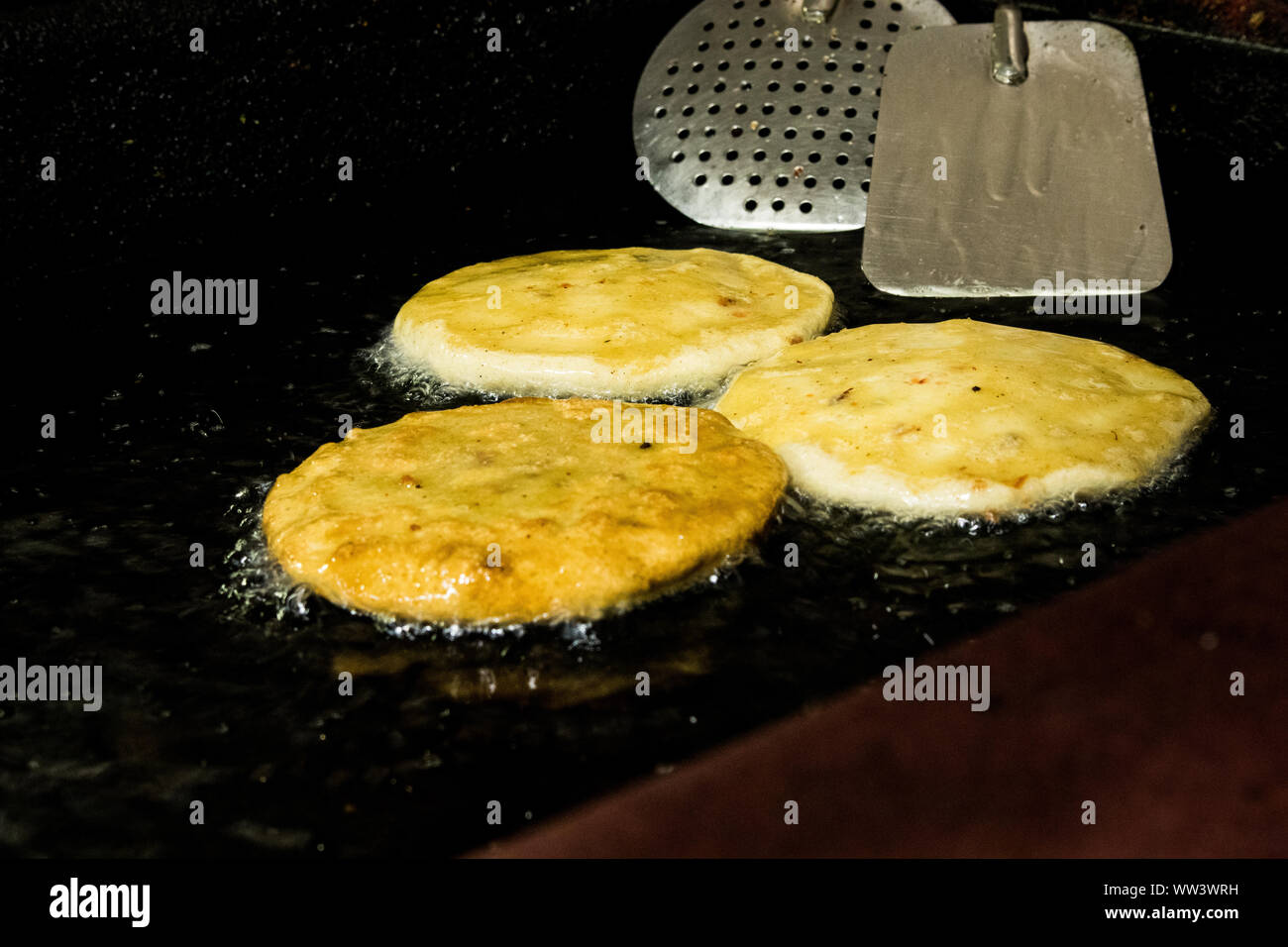 Gorditas tradizionale (fritte Masa torte Sutffed con Chicharron) in Città del Messico Foto Stock