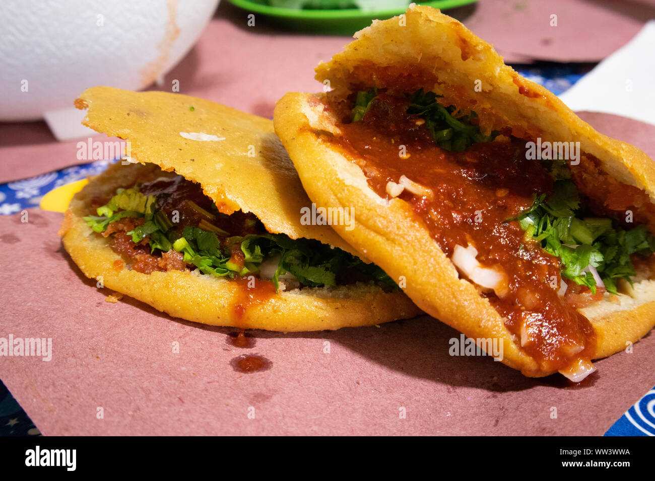 Gorditas tradizionale (fritte Masa torte Sutffed con Chicharron) in Città del Messico Foto Stock
