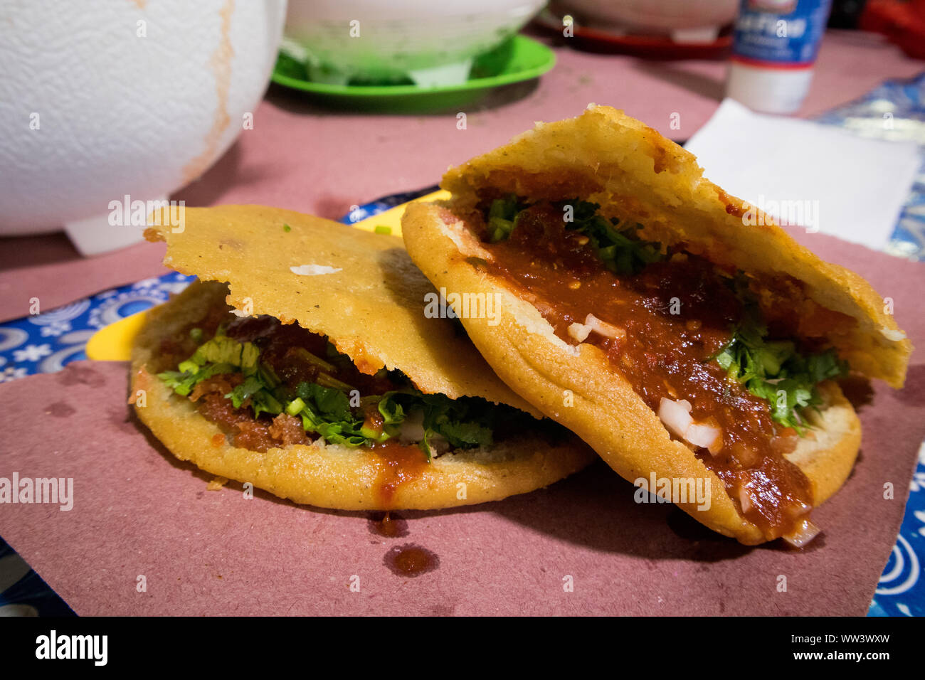 Gorditas tradizionale (fritte Masa torte Sutffed con Chicharron) in Città del Messico Foto Stock